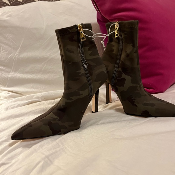 Title:
New Good American GA118N-X Camouflage Neoprene Zip Booties -Various Sizes - Picture 3 of 9